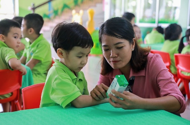 Chương[-]trình[-]sữa[-]học[-]đường-[-]Nỗ[-]lực[-]chăm[-]sóc[-]dinh[-]dưỡng[-]vì[-]sự[-]phát[-]triển[-]của[-]trẻ[-]em[-]trên[-]toàn[-]cầu